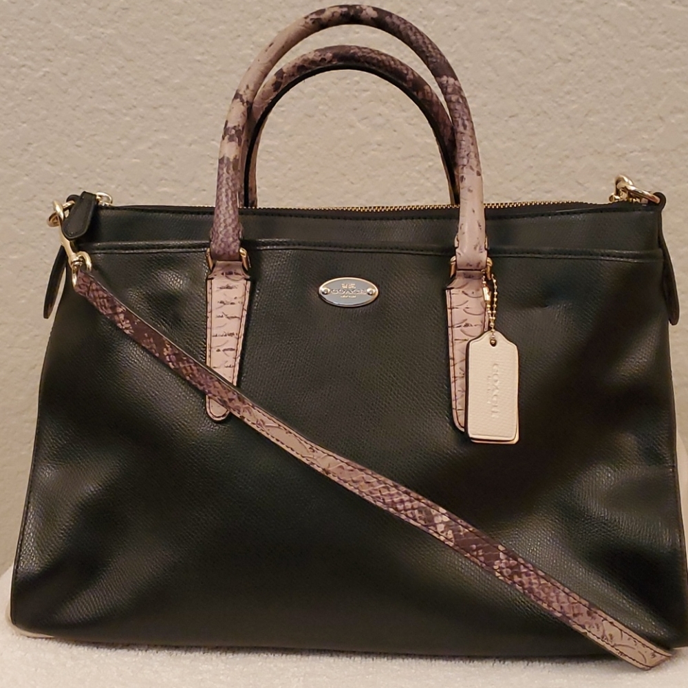 NWOT Coach Black w/white inserts, 2outside pockets, 1 Zipper compartment